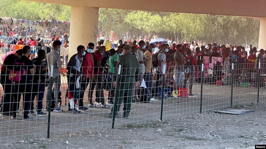 Migrantes acampan bajo puente en la frontera de México con Texas