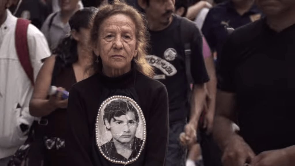 En el pecho lleva a su hijo, joven valiente
