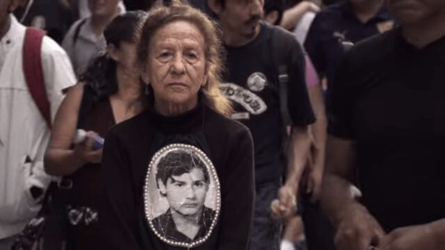 En el pecho lleva a su hijo, joven valiente