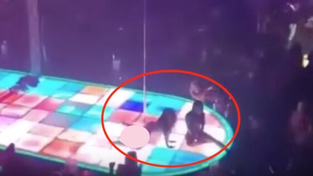 La bailarina continuó con el show tras caer de un tubo de 5 metros de alto.