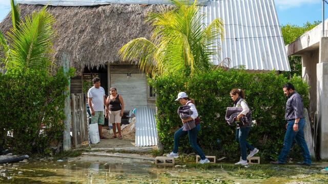 Mara Lezama supervisa trabajos de reconstrucción en Holbox