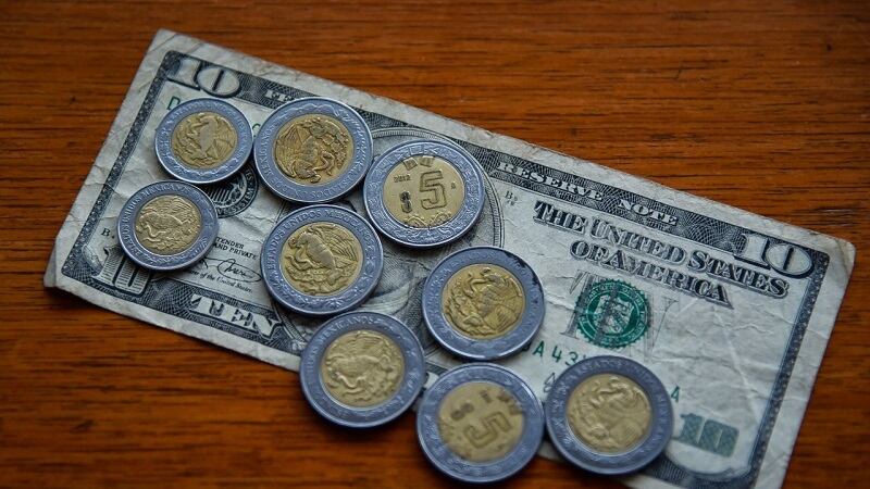 Vive peso su mejor mes en 25 años con apreciación de 7 por ciento