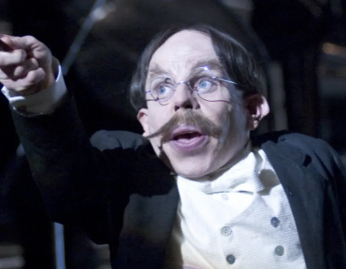 Warwick Davis como el Profesor Filius Flitwick