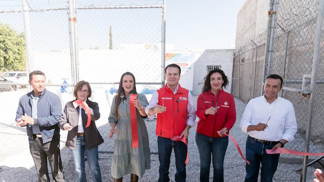 Esteban Villegas y Susy Torrecillas rehabilitan pozo en Lerdo y aseguran agua para 4,500 habitantes.