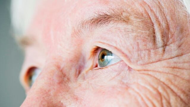 Ojo de persona mayor.