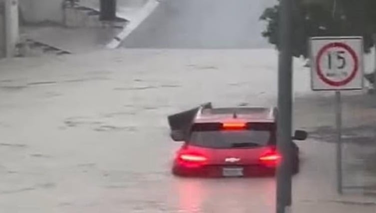 Inundaciones en Monterrey: rescatan a 7 personas atrapadas en sus vehículos