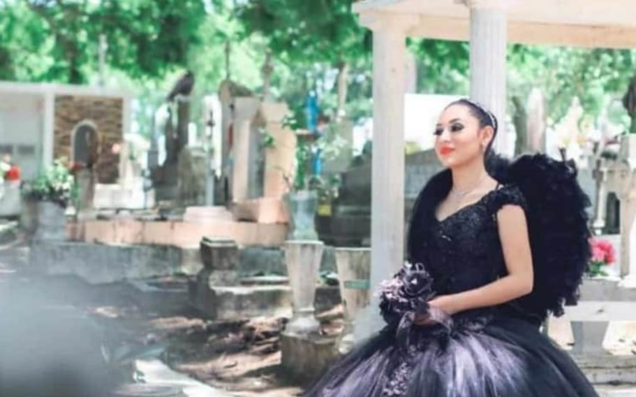 Quinceañera con vestido negro
