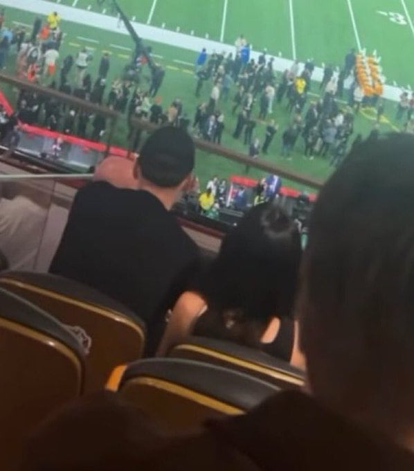 Peso Pluma y Kenia Os en el Super Bowl 2025.