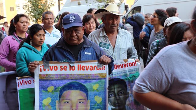 Familias de los 43 ingrensando a Palacio Nacional.