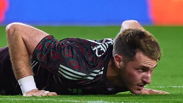 En Países Bajos revientan a Santiago Giménez.