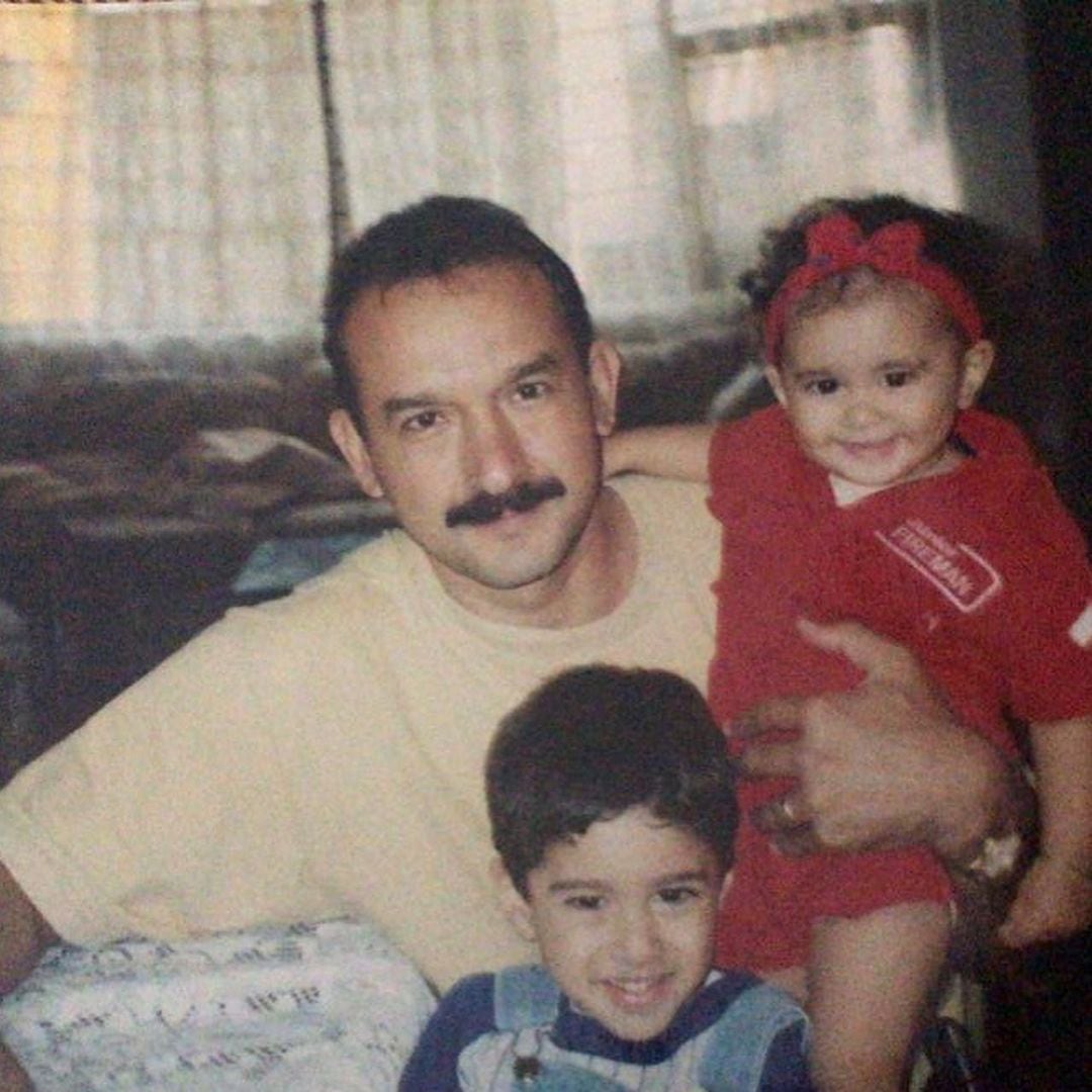 Cinthya Velázquez, Lenguas de Gato, con su hermana Victoria Volkova y su papá.