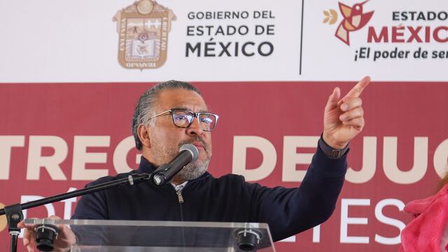 Horacio Duarte entrega juguetes por Día de Reyes