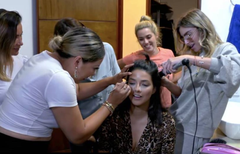 Jhoss es peinada y maquillada por sus compañeras