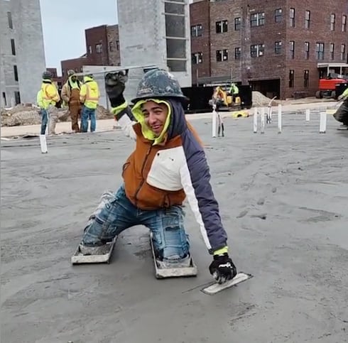 Video de TikTo muestra a albañil bailando ‘TQG’ mientras se olvida de la obra en la que estaba trabajando