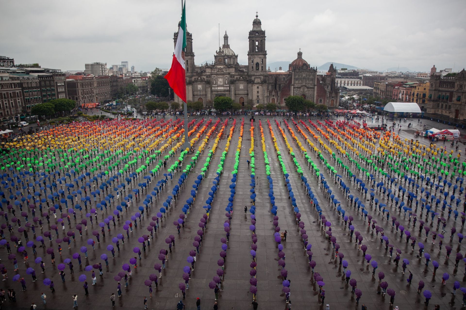 CDMX ondea la bandera LGBT más grande del mundo