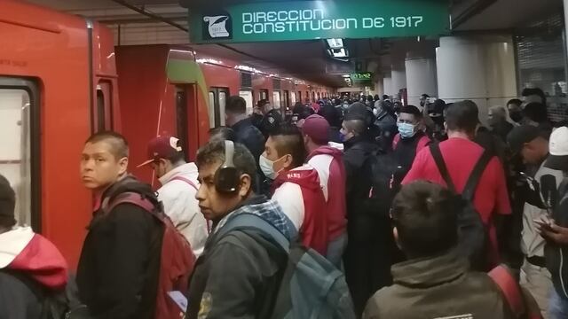 Retrasos y aglomeraciones en Línea 8 del Metro CDMX