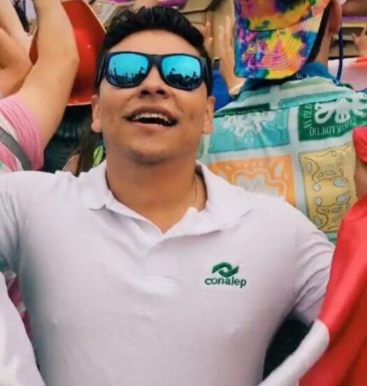 Ex alumno del Conalep con su uniforme en el Tomorrowland