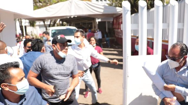 Sacan armas en protesta por vacunas en Oaxaca