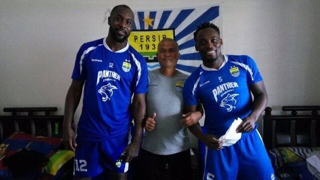 Essien y Cole con su nuevo club.