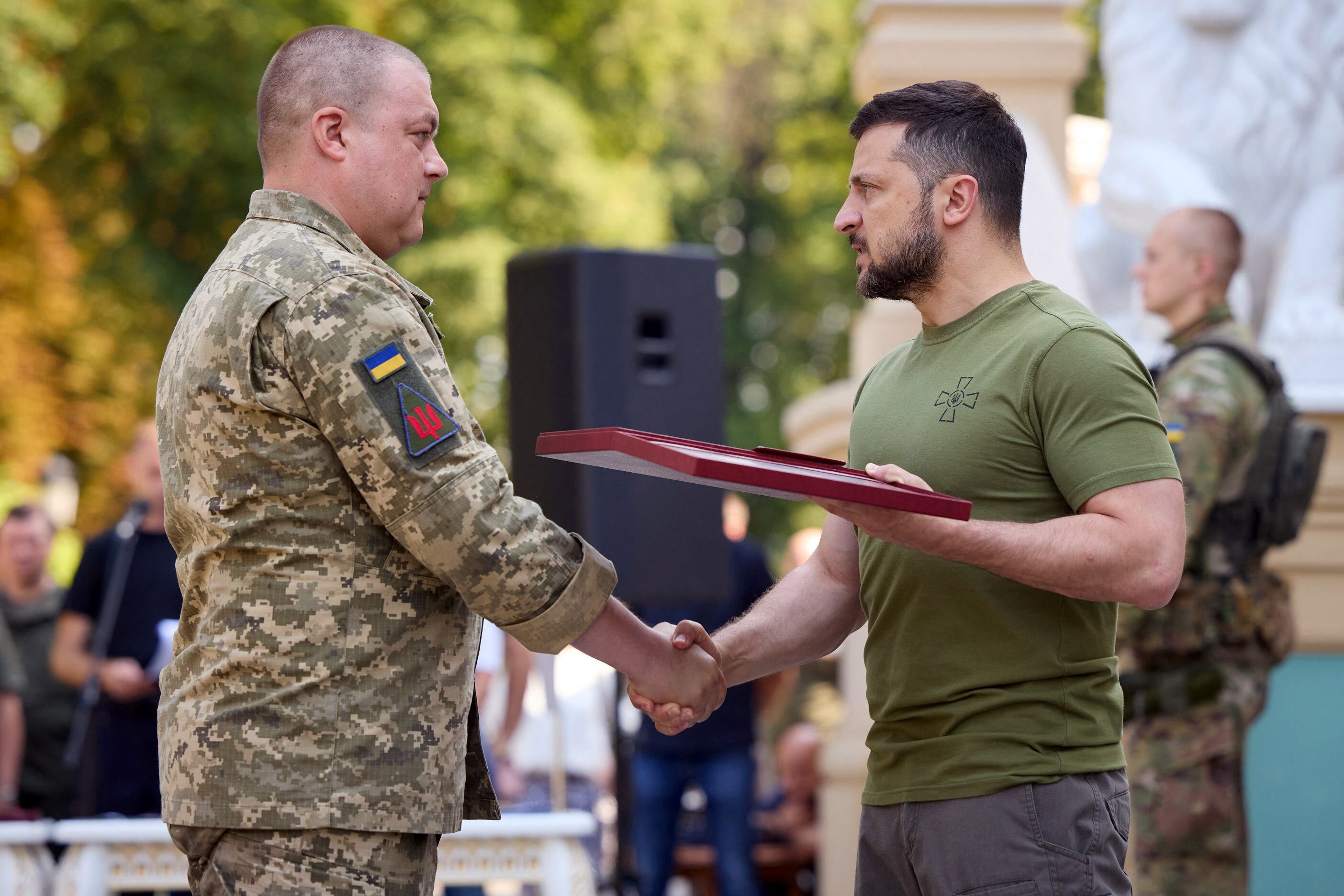 Volodímir Zelenski con un militar en la Guerra Rusia Ucrania
