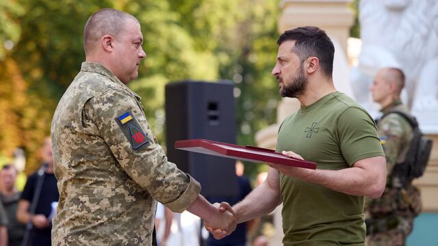 Volodímir Zelenski con un militar en la Guerra Rusia Ucrania/AFP