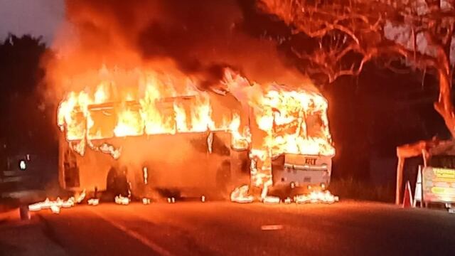Quemaron un autobús de pasajeros en carretera Cárdenas-Comalcalco; hay un muerto