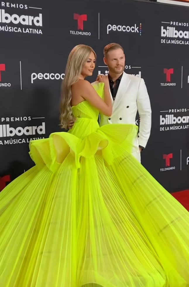 Andrea Meza y Ryan Proctor en los Latin Billboard 2022