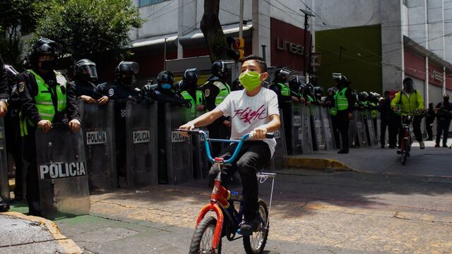 Niño con cubrebocas