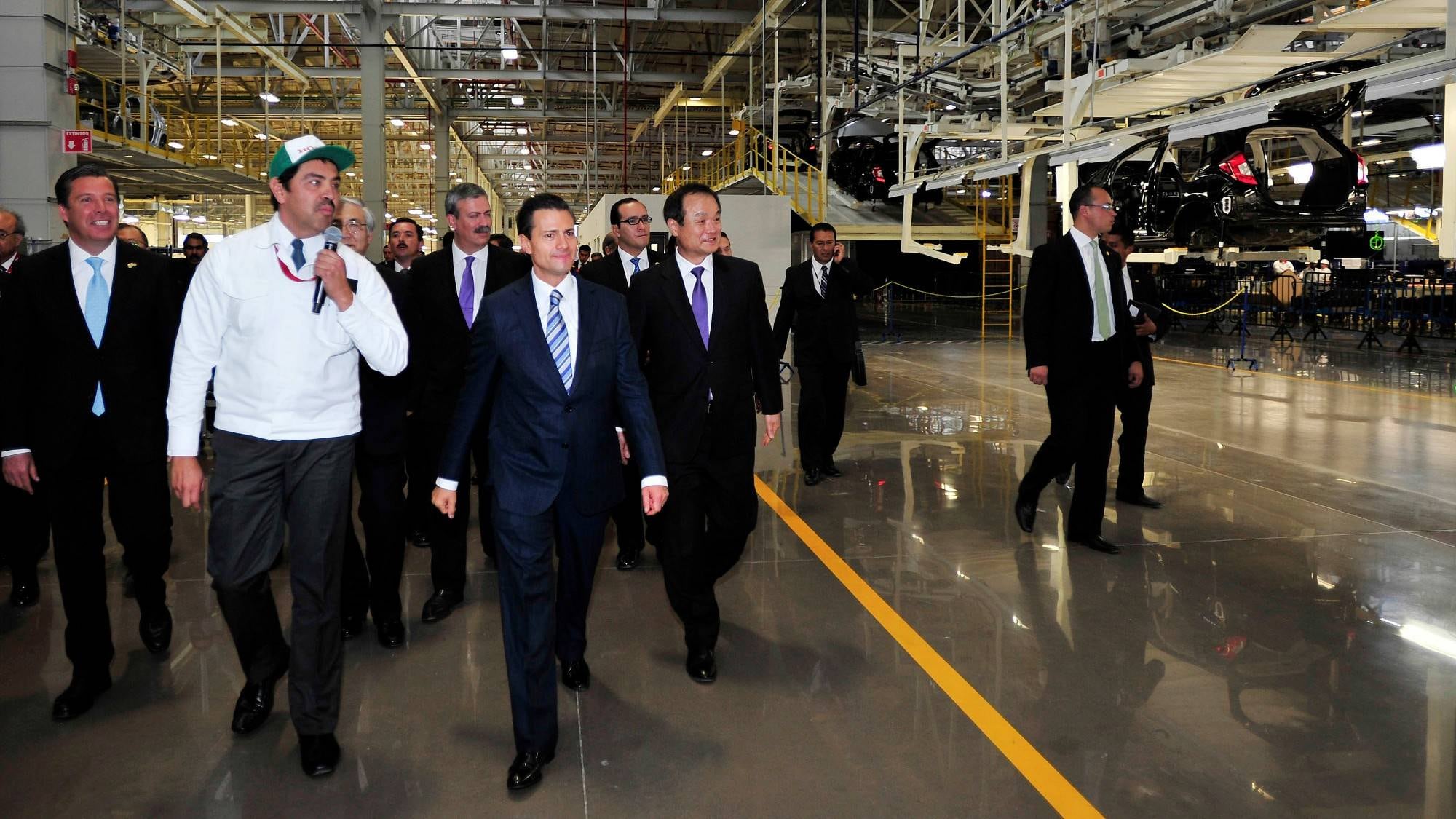 El presidente Enrique Peña Nieto recorre la nueva planta de Honda, en Guanajuato.