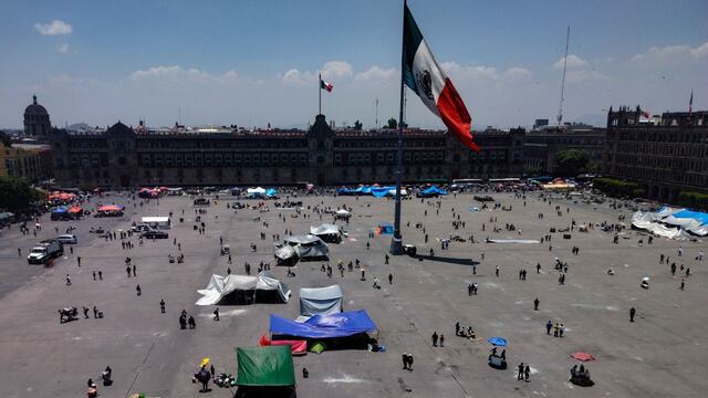 Panorámica de la plancha del Zócalo, la cuál luce casi vacía tras el anuncio de levantar el plantón que docentes mantenían desde casi un mes