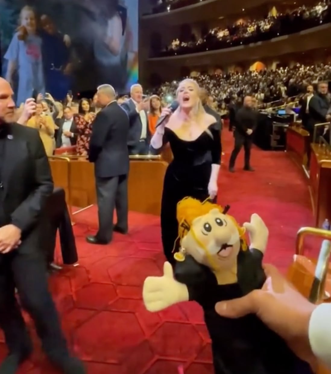 Adele es sorprendida por un peluche del Doctor Simi durante su concierto