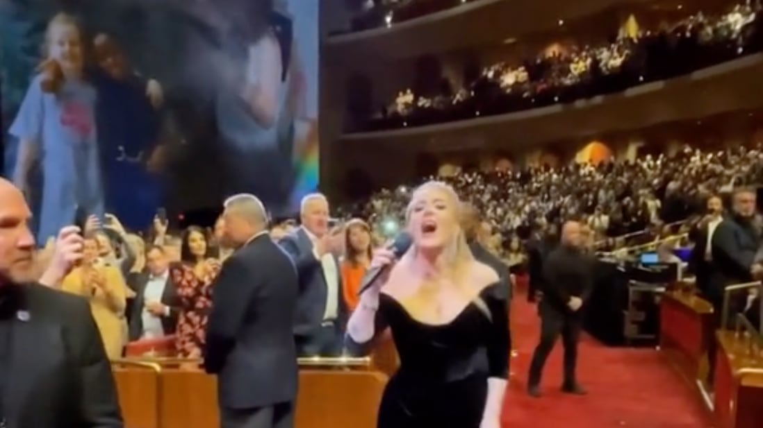 Peluche de Doctor Simi sorprende a Adele en su concierto de Las Vegas; así reaccionó