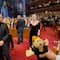 Peluche de Doctor Simi sorprende a Adele en su concierto de Las Vegas; así reaccionó