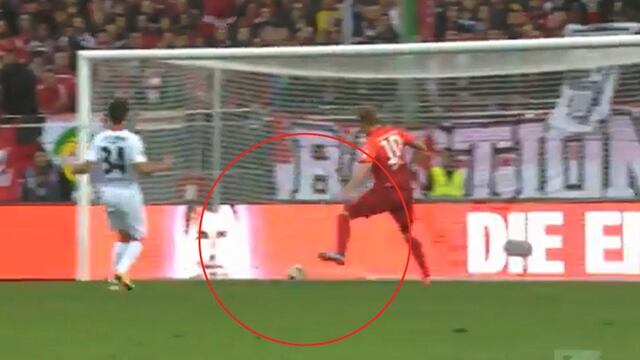 Lo más difícil era fallarla: increíble lo que hizo <span>Philipp Hofmann para no marcar con el <span>Kaiserslautern.</span></span>