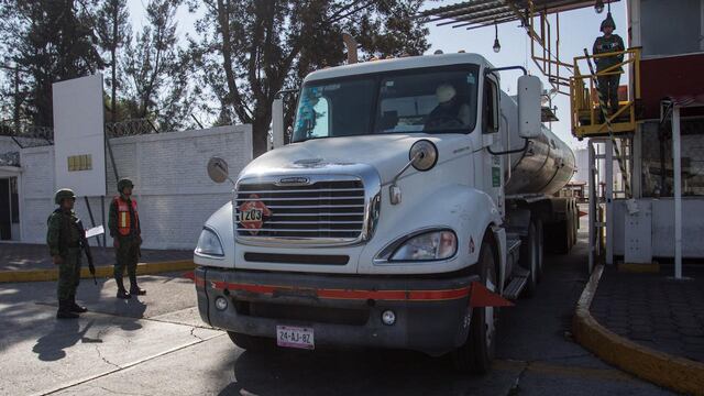 Distribución de combustible de Pemex. Militares revisan la documentación de los choferes de pipas y su salida cargadas con combustible.