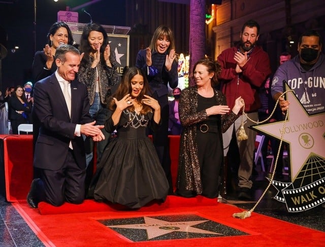 Salma Hayek devela su estrella en el Paseo de la Fama de Hollywood