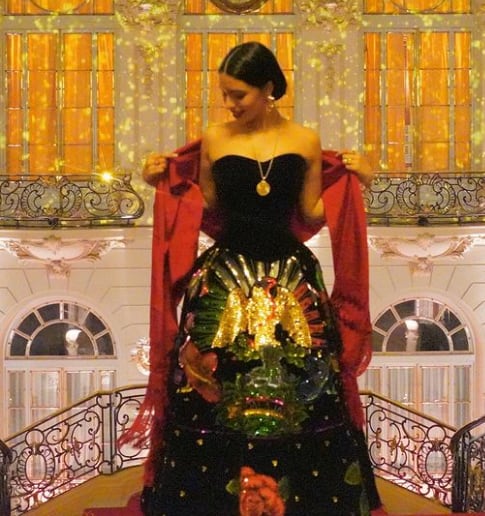 Ángela Aguilar lució un vestido bordado con el águila posando en un nopal