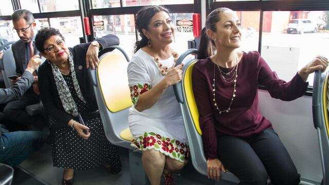 Claudia Sheinbaum viaja en transporte público de la CDMX
