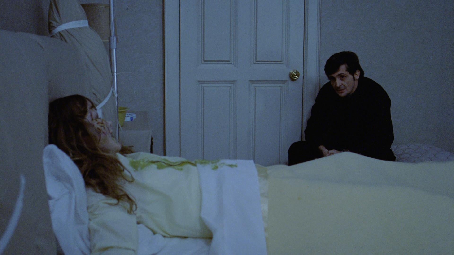 Linda Blair como Regan MacNeil y el actor Jason Miller en El Exorcista