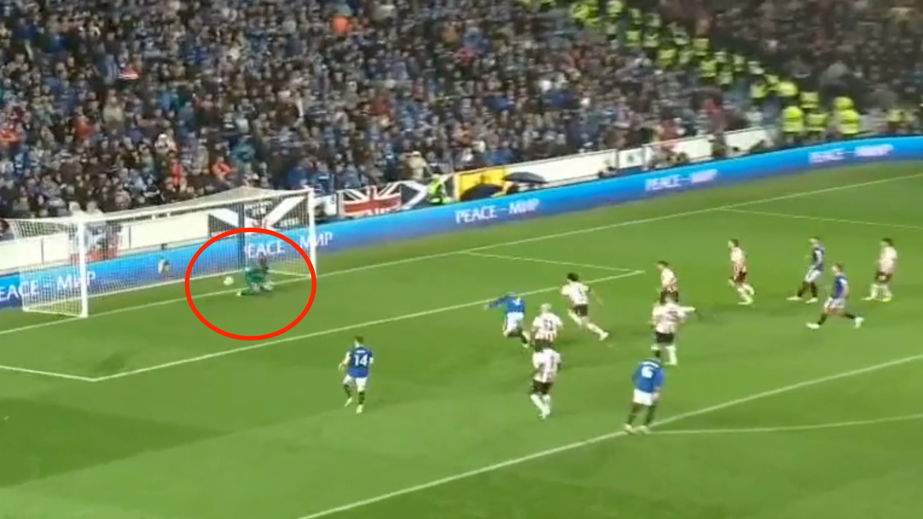 VIDEO: Brutal error del portero le podría costar la Champions League al PSV de Erick Gutiérrez