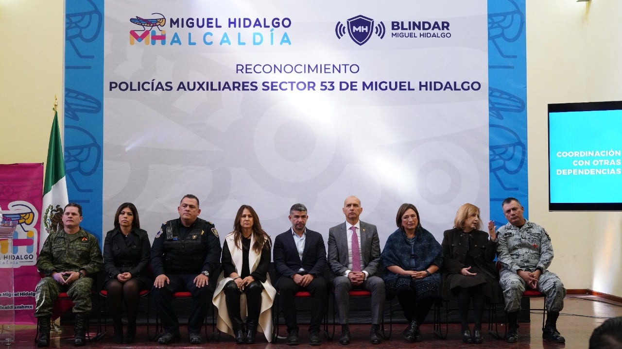 Mauricio Tabe, alcalde en Miguel Hidalgo, desayuna con policías de Blindar MH