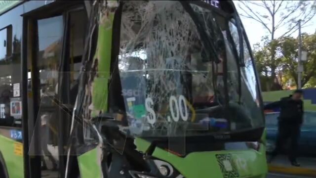 Unidad RTP choca con camión revolvedora de cemento en Magdalena Contreras