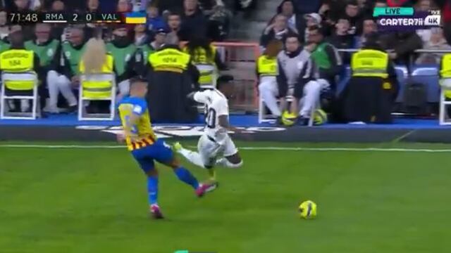 Vinícius Jr. recibió una fortísima patada de parte de Gabriel Paulista en el Real Madrid vs Valencia.