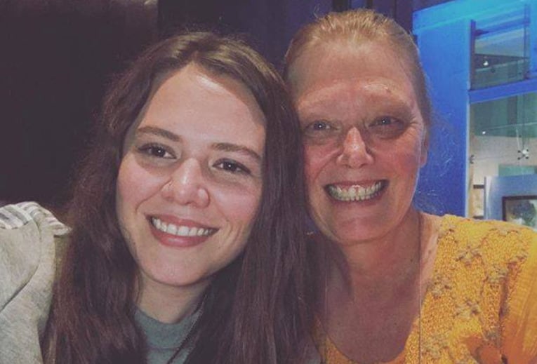 Joy Huerta con su mamá, Michelle Lee Uecke Miller