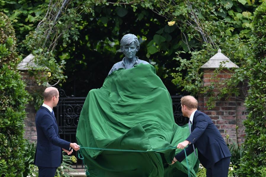 Guillermo y Harry develan estatua de Diana de Gales