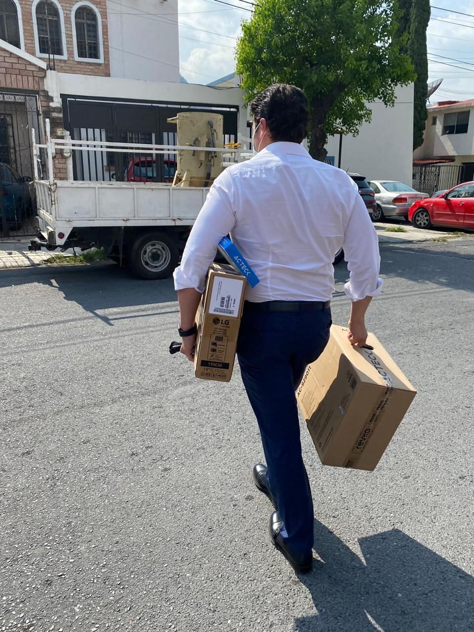 Donó equipos computacionales.