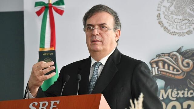 Marcelo Ebrard presenta nuevo pasaporte