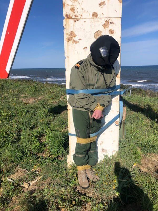 Piloto fue atado a un poste