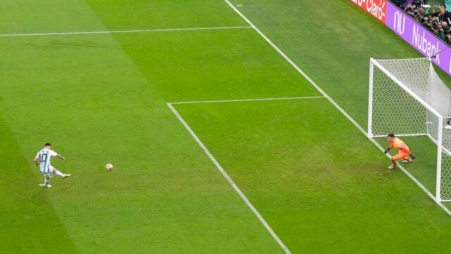 Lionel Messi anota de penalti para Argentina