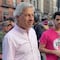 VIDEO: Captan a Claudio X. González “dando órdenes” alrededor de Xóchitl Gálvez en marcha de la Marea Rosa